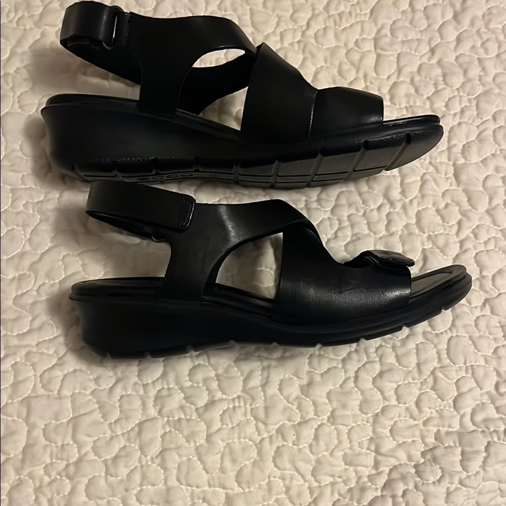 Ecco Black Sandals with Cross Straps and Ankle Buckle - Picture 4 of 4